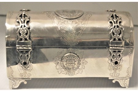 Guarda joias em prata em forma de baú incrustado com moedas da monarquia e tampa basculante.